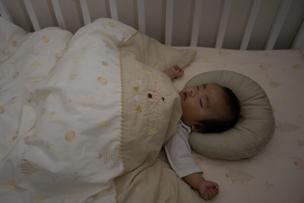 「抱っこでウロウロ」「ママの匂いが染みついていたTシャツをおくるみ代わりに」寝かしつけの“成功パターン”大公開！