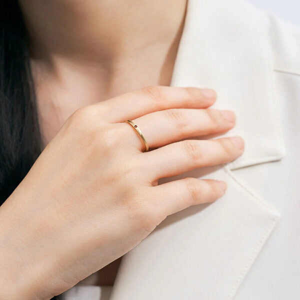 結婚指輪に重ねて手元のオシャレをアップデート！ さりげない遊び心にワクワクするシンプル＆ミニマムな指輪4選