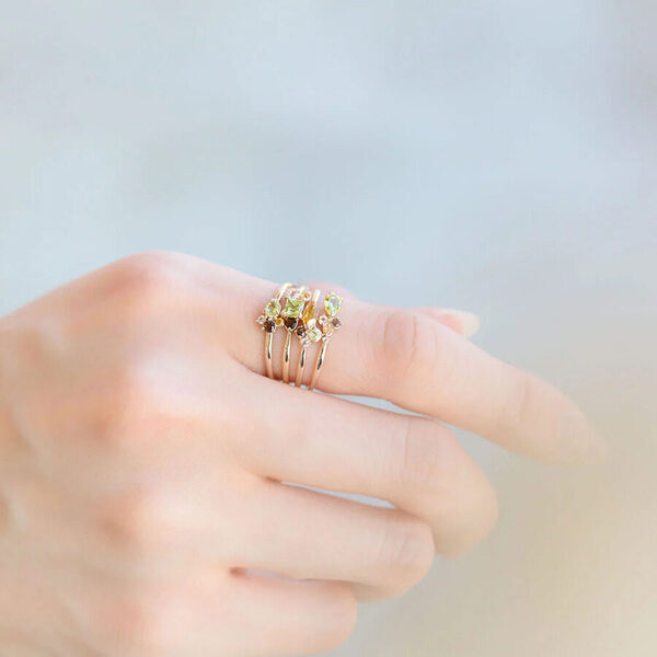 結婚指輪に重ねて手元のオシャレをアップデート！ さりげない遊び心にワクワクするシンプル＆ミニマムな指輪4選