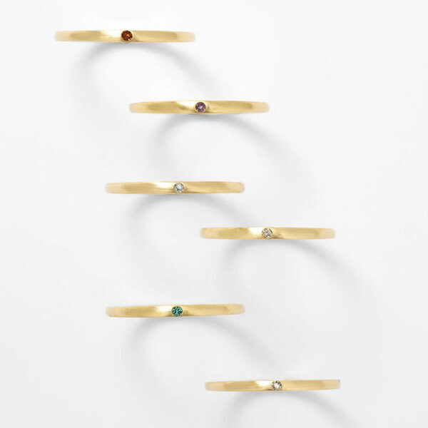 結婚指輪に重ねて手元のオシャレをアップデート！ さりげない遊び心にワクワクするシンプル＆ミニマムな指輪4選