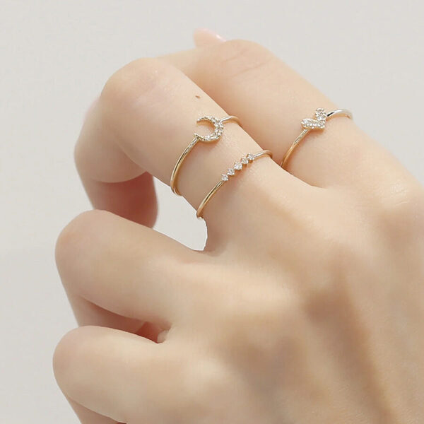 結婚指輪に重ねて手元のオシャレをアップデート！ さりげない遊び心にワクワクするシンプル＆ミニマムな指輪4選