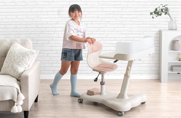 この発想はなかった！【一体型×キャスター】家中どこでも学習できる“移動式デスク＆チェア”新登場