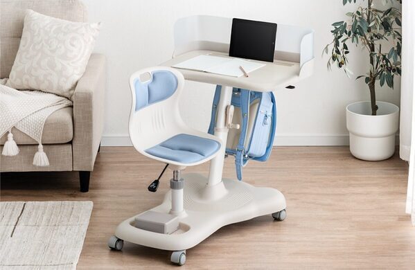 この発想はなかった！【一体型×キャスター】家中どこでも学習できる“移動式デスク＆チェア”新登場