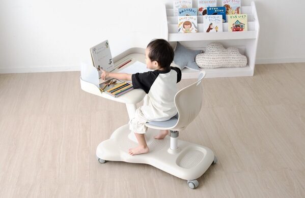 この発想はなかった！【一体型×キャスター】家中どこでも学習できる“移動式デスク＆チェア”新登場
