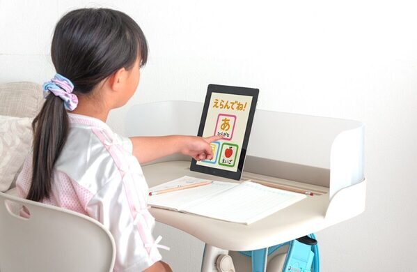 この発想はなかった！【一体型×キャスター】家中どこでも学習できる“移動式デスク＆チェア”新登場