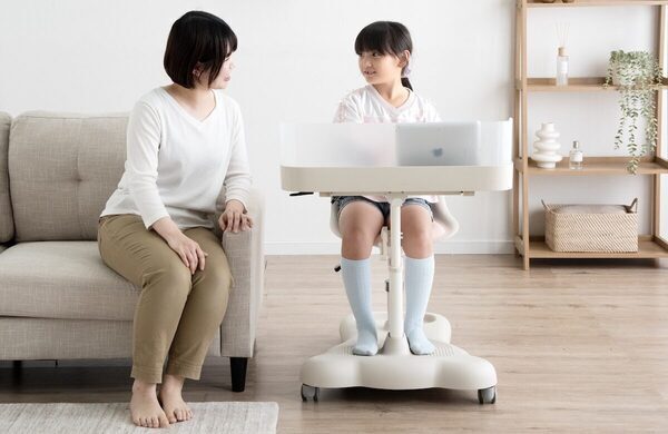 この発想はなかった！【一体型×キャスター】家中どこでも学習できる“移動式デスク＆チェア”新登場