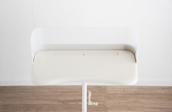 この発想はなかった！【一体型×キャスター】家中どこでも学習できる“移動式デスク＆チェア”新登場