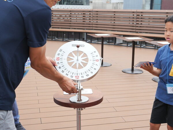 【銀座のシンボルが目の前に！】あのSEIKO時計塔で実験ができちゃう「わくわく時計教室 日時計編」