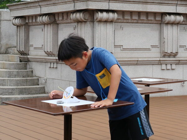 【銀座のシンボルが目の前に！】あのSEIKO時計塔で実験ができちゃう「わくわく時計教室 日時計編」