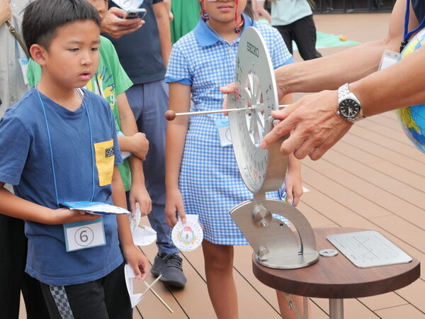 【銀座のシンボルが目の前に！】あのSEIKO時計塔で実験ができちゃう「わくわく時計教室 日時計編」