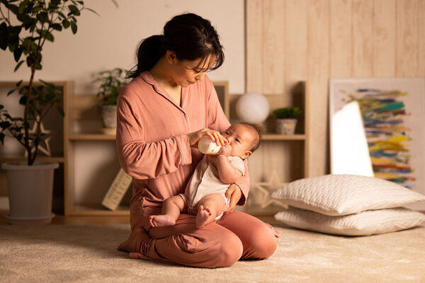 夜泣きで起きてるのは私だけじゃない…！ 子どもの夜泣き、ママたちのリアルな乗り越え方