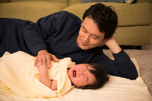 夜泣きで起きてるのは私だけじゃない…！ 子どもの夜泣き、ママたちのリアルな乗り越え方