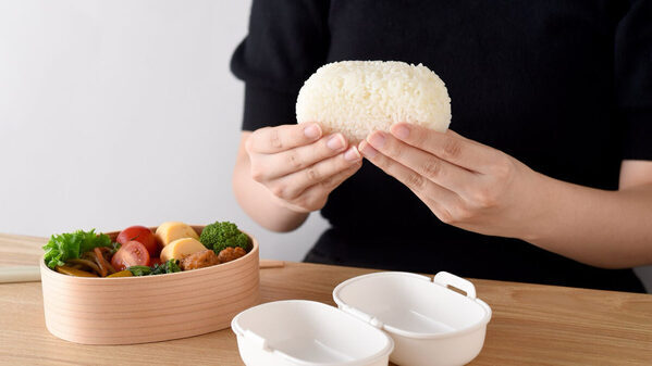 【お弁当革命】冷凍ご飯がそのまま“ふんわりおにぎり”に！専用保存容器「おにぎりがう米わん」新登場