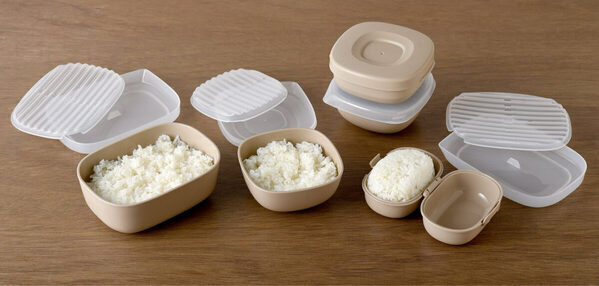 【お弁当革命】冷凍ご飯がそのまま“ふんわりおにぎり”に！専用保存容器「おにぎりがう米わん」新登場