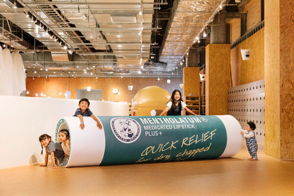 【コラボに注目♪】巨大なメンソレータムリップの遊具で遊べちゃう！ ロート製薬×PLAY! PARK（東京都立川市）が楽しそう
