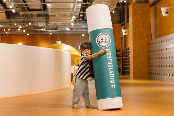 【コラボに注目♪】巨大なメンソレータムリップの遊具で遊べちゃう！ ロート製薬×PLAY! PARK（東京都立川市）が楽しそう