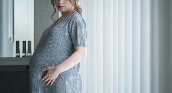 夫とは12歳の年の差婚。子どもは諦め夫婦二人で暮らしていたのに思いがけない自然妊娠、不安に襲われた産後にサプライズが待っていた