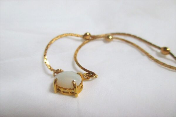 「昔は貧乏で買えなかったけれど…」義母が譲ってくれたのはへそくりを貯めて買った虹色に輝くジュエリー