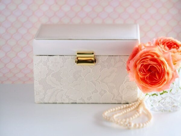 「昔は貧乏で買えなかったけれど…」義母が譲ってくれたのはへそくりを貯めて買った虹色に輝くジュエリー