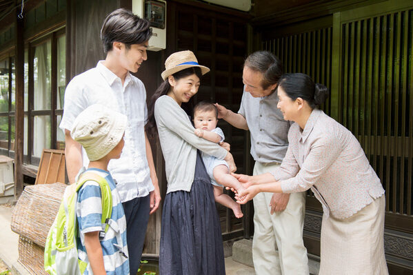 「誕生日プレゼントは確認してから買う」「休日も子どもを預かってくれる」感謝される祖父母の行動って？
