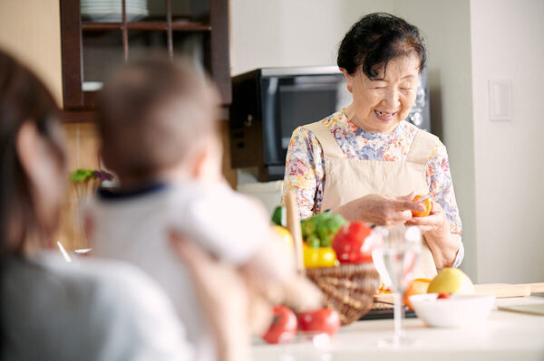 「誕生日プレゼントは確認してから買う」「休日も子どもを預かってくれる」感謝される祖父母の行動って？