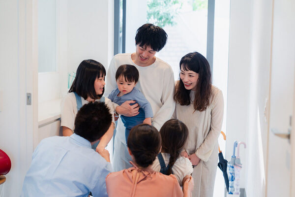 「誕生日プレゼントは確認してから買う」「休日も子どもを預かってくれる」感謝される祖父母の行動って？