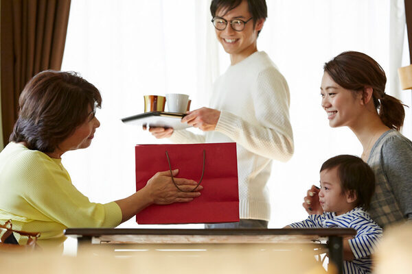 【祖父母は必読】「古びたおもちゃを渡された」「孫にチューしようと…」ママたちの本音激白！ されて嫌だったこと14選