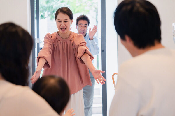 【祖父母は必読】「古びたおもちゃを渡された」「孫にチューしようと…」ママたちの本音激白！ されて嫌だったこと14選