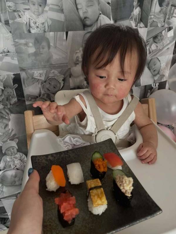 西野未姫さんの手作りお寿司と誕生日ケーキがすごい！「生物は食べれないから野菜で代用」長女の1歳誕生日を盛大にお祝い