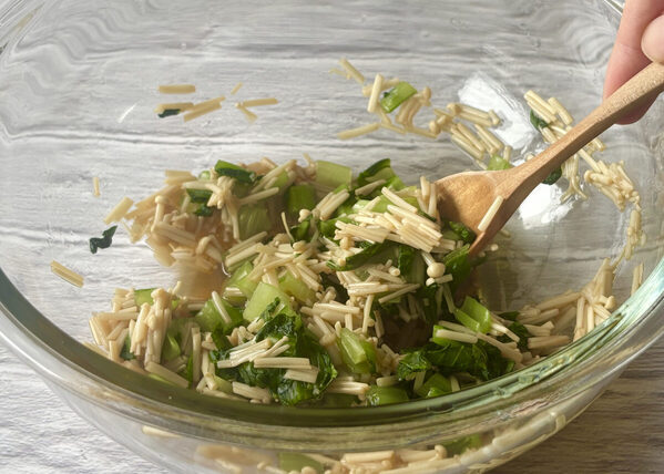 【新感覚】きのこが苦手な人にすすめたい！えのき×小松菜×納豆の手作りなめたけが簡単でおいしい