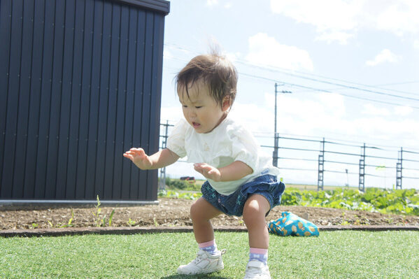 【心底かわいい】「泣いているママをなでなで」「抱きしめにきてくれる」子どもの成長に泣けた！ ママたちの“感動エピソード”