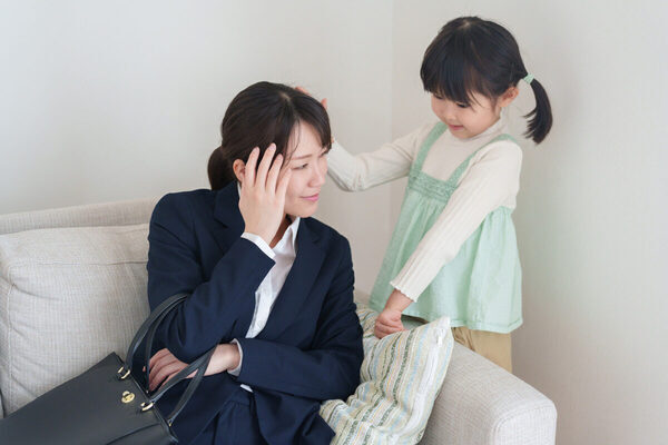 【心底かわいい】「泣いているママをなでなで」「抱きしめにきてくれる」子どもの成長に泣けた！ ママたちの“感動エピソード”