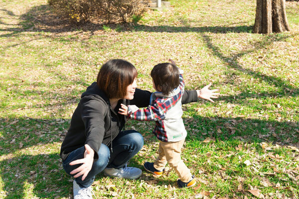 【心底かわいい】「泣いているママをなでなで」「抱きしめにきてくれる」子どもの成長に泣けた！ ママたちの“感動エピソード”