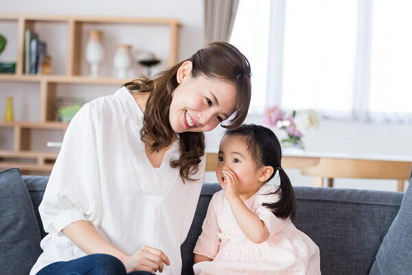 【心底かわいい】「泣いているママをなでなで」「抱きしめにきてくれる」子どもの成長に泣けた！ ママたちの“感動エピソード”