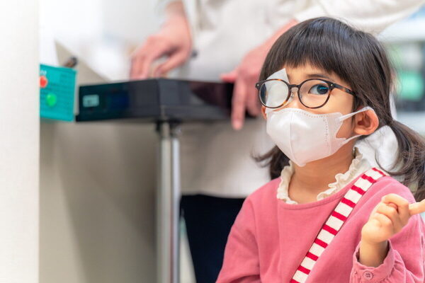 近視予防のヒントは「外遊びの時間」にあり⁉ 4児の母・平愛梨さんが眼科医と学ぶ「子どもの目の健康と近視対策」