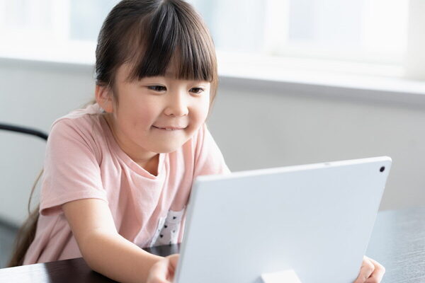 近視予防のヒントは「外遊びの時間」にあり⁉ 4児の母・平愛梨さんが眼科医と学ぶ「子どもの目の健康と近視対策」