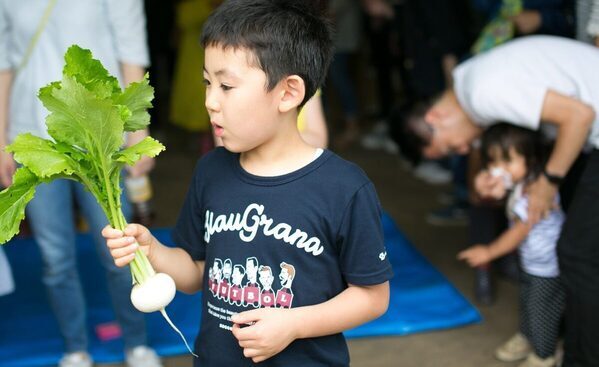触れて、食べて、循環型社会を親子で学ぼう！ 東京・青山で「コンポストと有機野菜」体験イベントが開催