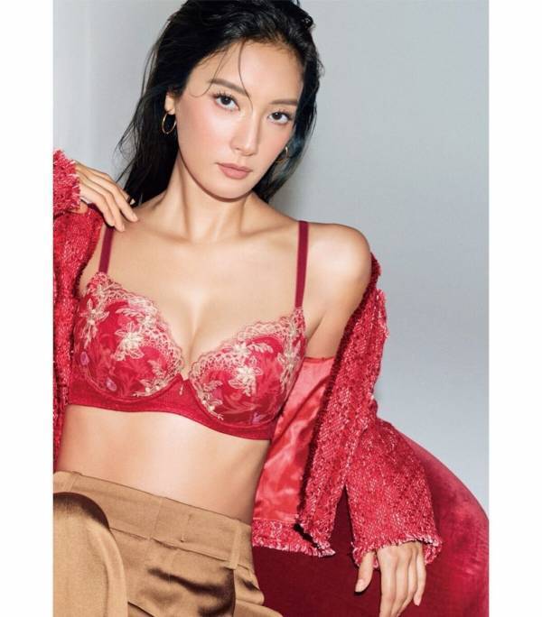 菜々緒が魅せる大人で可憐なホリデーシーズン。しっかり寄せてすっきり見せるブラから新作