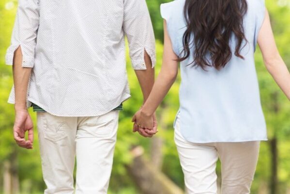 夫婦のギフト事情に温度差？ 男性5割「贈る」に対し、女性6割「贈らない」と回答