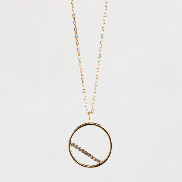 ニットの首元に合わせればおしゃれ上級者！ 身に着けるだけで洗練されたスタイルが叶うネックレス