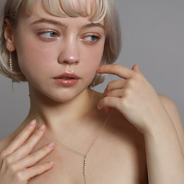 ニットの首元に合わせればおしゃれ上級者！ 身に着けるだけで洗練されたスタイルが叶うネックレス