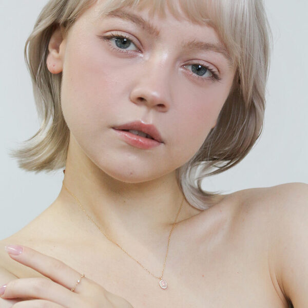 ニットの首元に合わせればおしゃれ上級者！ 身に着けるだけで洗練されたスタイルが叶うネックレス