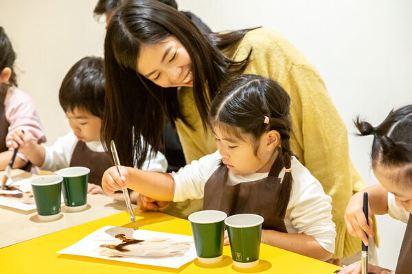 コーヒー絵の具でお絵かき！豆の音、香りもすてき♡プレイパーク エリック・カール×小川珈琲の食育ワークショップ