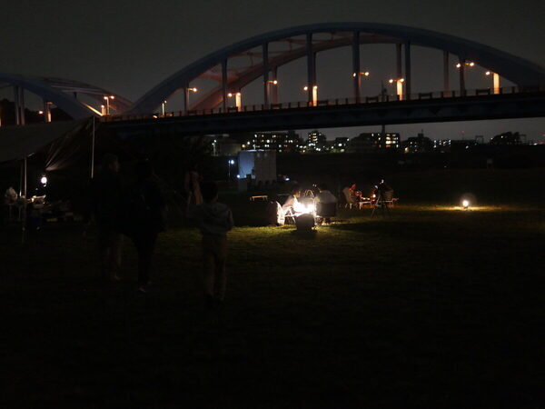 【都会でキャンプ気分！】家族で焚き火を囲んでチルタイム…♡コールマンの「焚き火ナイト」に親子で参加