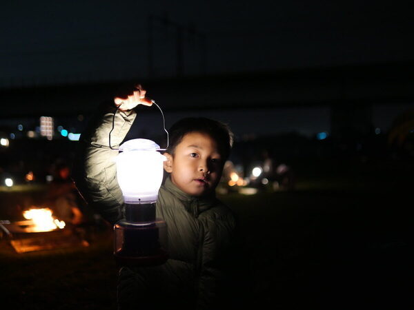 【都会でキャンプ気分！】家族で焚き火を囲んでチルタイム…♡コールマンの「焚き火ナイト」に親子で参加