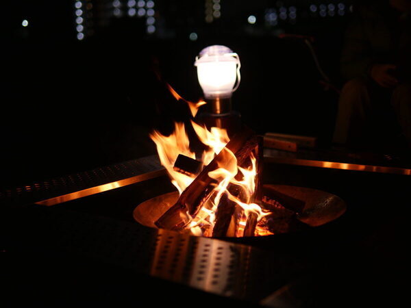 【都会でキャンプ気分！】家族で焚き火を囲んでチルタイム…♡コールマンの「焚き火ナイト」に親子で参加