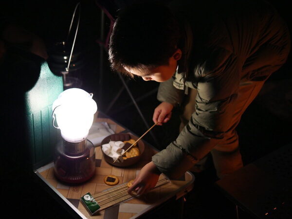 【都会でキャンプ気分！】家族で焚き火を囲んでチルタイム…♡コールマンの「焚き火ナイト」に親子で参加