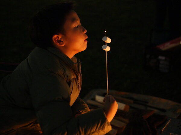 【都会でキャンプ気分！】家族で焚き火を囲んでチルタイム…♡コールマンの「焚き火ナイト」に親子で参加