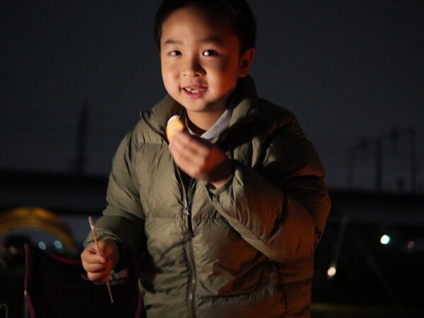 【都会でキャンプ気分！】家族で焚き火を囲んでチルタイム…♡コールマンの「焚き火ナイト」に親子で参加