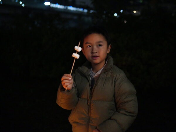 【都会でキャンプ気分！】家族で焚き火を囲んでチルタイム…♡コールマンの「焚き火ナイト」に親子で参加